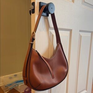 Chic Tan Leather Shoulder Bag